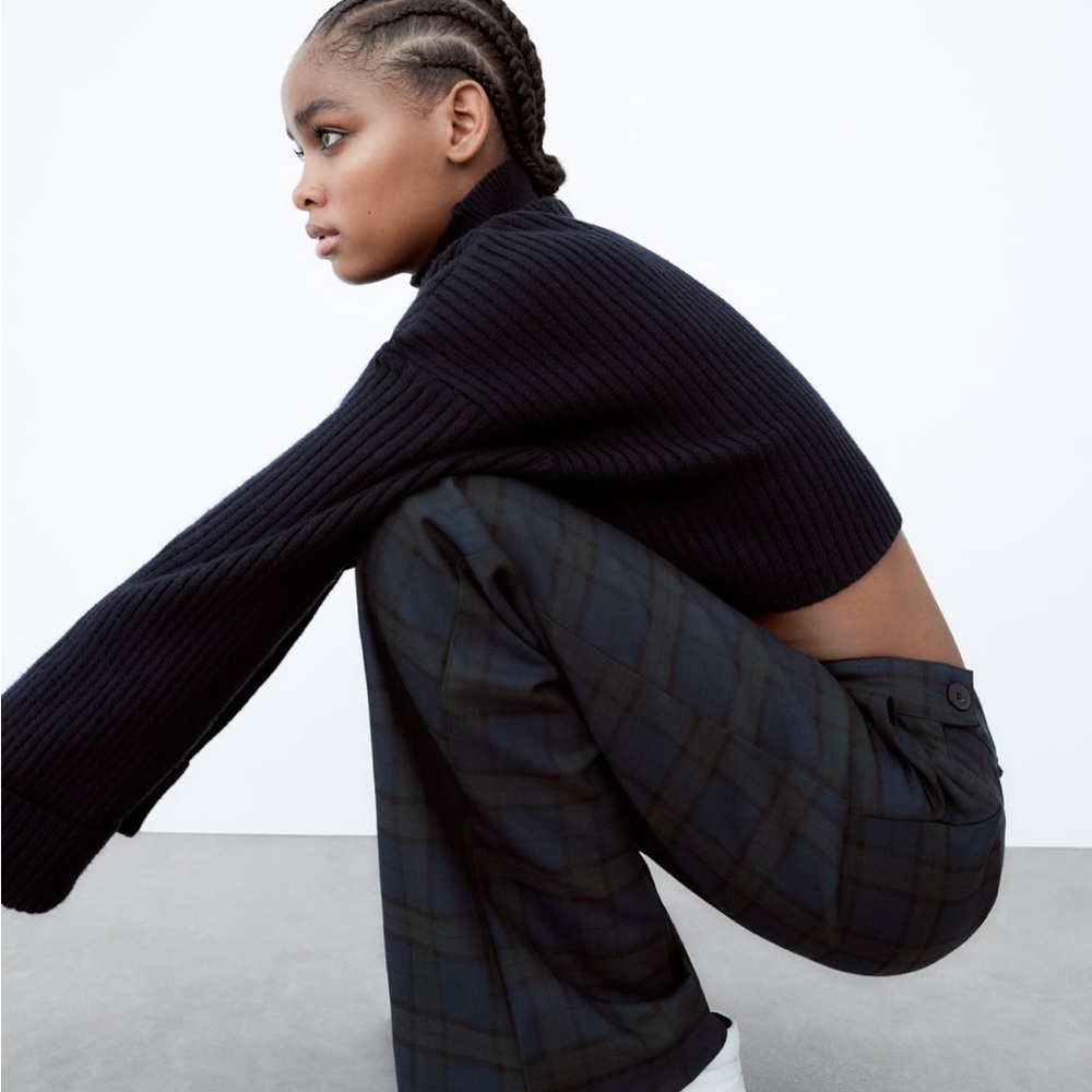 Zara Cropped Black Sweater - Middle Waist